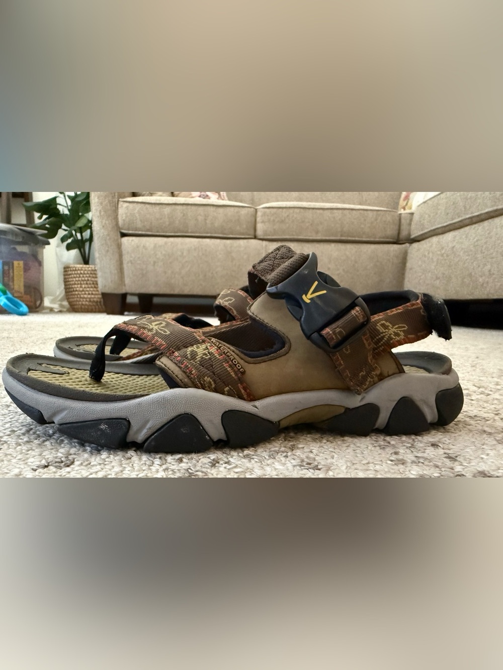 Keen Thong Style Women’s Waterproof Sandal Vegan Sz 7 Flowered - Picture 2 of 8